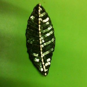Black sequin leaf hairpin